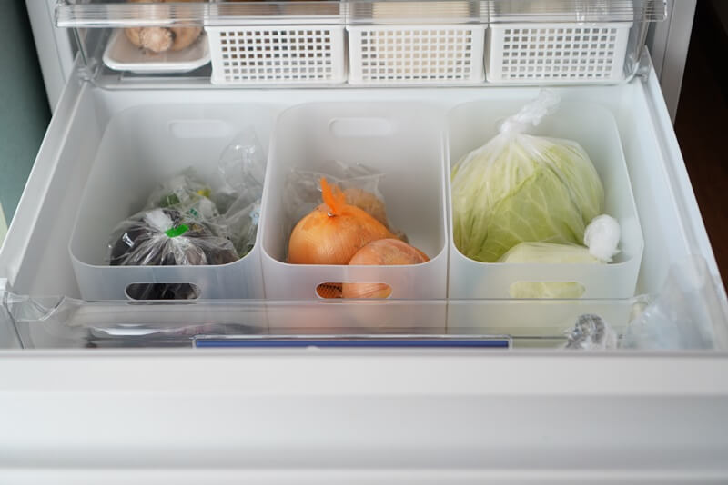 野菜室収納グッズ10選！100均グッズでスッキリ使いやすく整理整頓して食品のムダを防ぐ | 100均・無印良品マニアの片付け収納ブログ